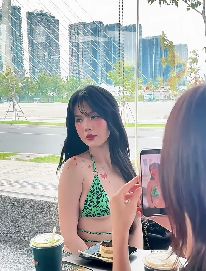Mẫu bratop được Ngọc Trinh lăng xê có kiểu cách độc đáo. Thiết kế phủ ngập họa tiết da báo trên nền vải xanh ngọc lạ mắt. Ở phiên bản này, các bản dây sợi mảnh đan xen nhau tạo điểm nhấn, phô bày các số đo hình thể của người mặc. Tuy vậy, chiếc “áo” này chỉ nên mặc ở một bối cảnh khác.
