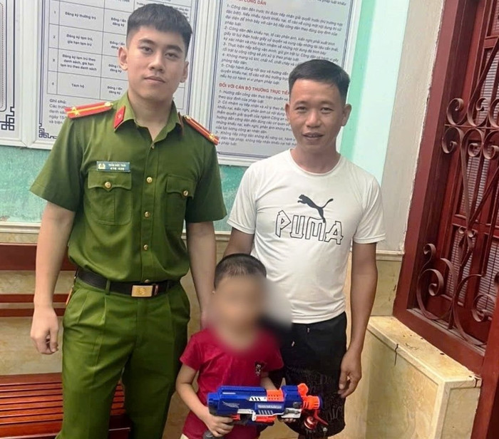 Cơ quan Công an bàn giao bé trai 5 tuổi đi lạc cho gia đình. 