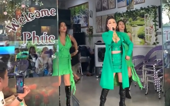 Nữ ca sĩ cùng thời với Minh Hằng nay đi hát quán cà phê Ảnh 2