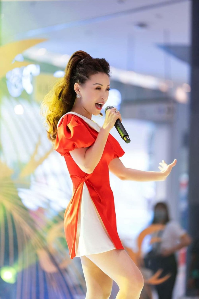 Vĩnh Thiên Kim nổi tiếng với 'hit' Teen vọng cổ đình đám một thời.