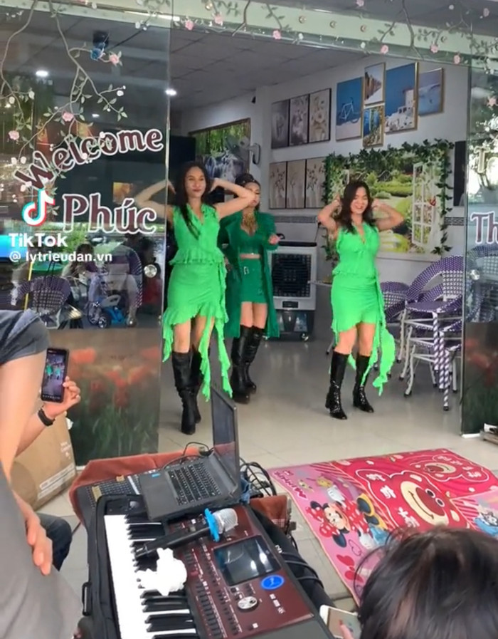 Hình ảnh ca sĩ Vĩnh Thiên Kim hát tại một quán cà phê mới đây. 