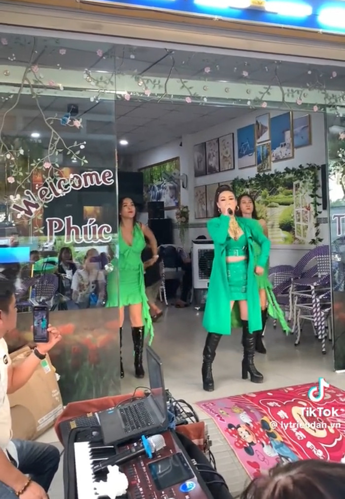 Dù sân khấu nhỏ, âm thanh không quá xịn sò, Vĩnh Thiên Kim vẫn 'cháy' hết mình cùng hai vũ công. 