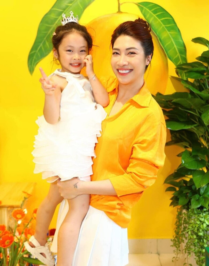 Nữ ca sĩ cáng đáng lo cho cô con gái lai Hàn.