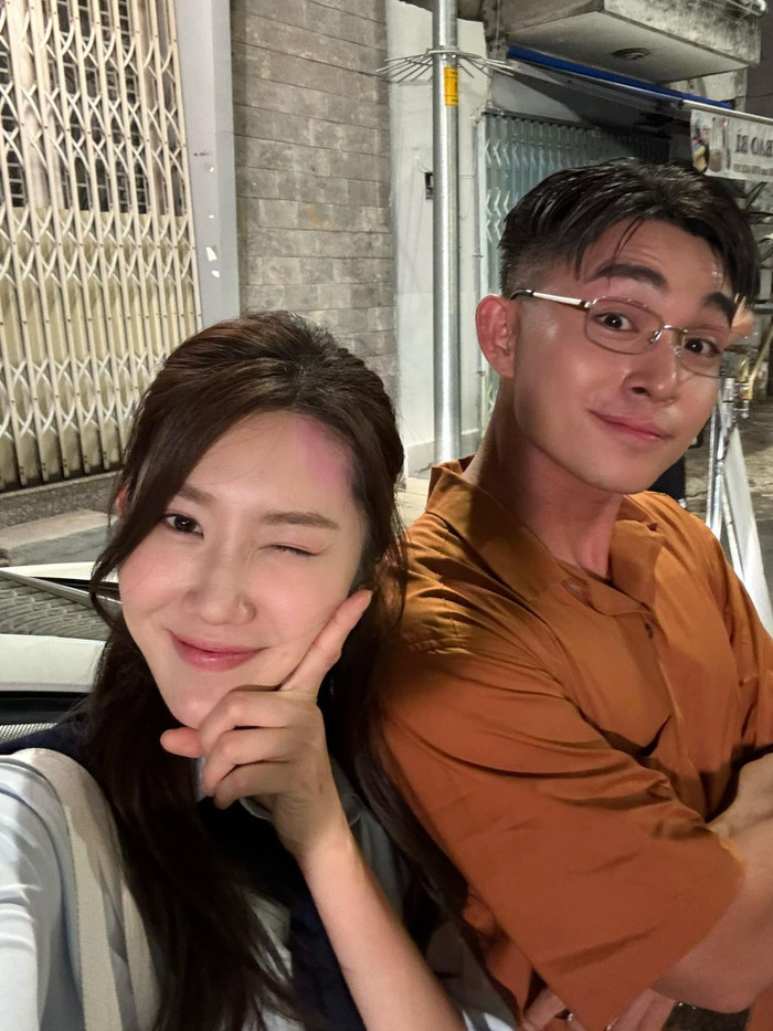 Thúy Ngân thân thiết với tình tin đồn trong hậu trường bộ phim.