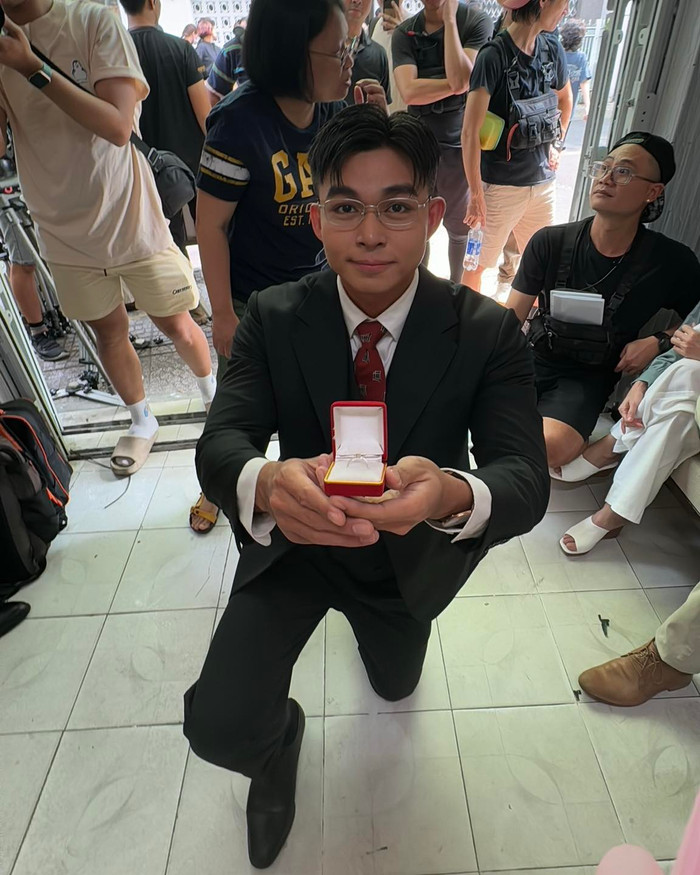 Cảnh Jun Phạm cầu hôn Thúy Ngân bằng nhẫn kim cương.