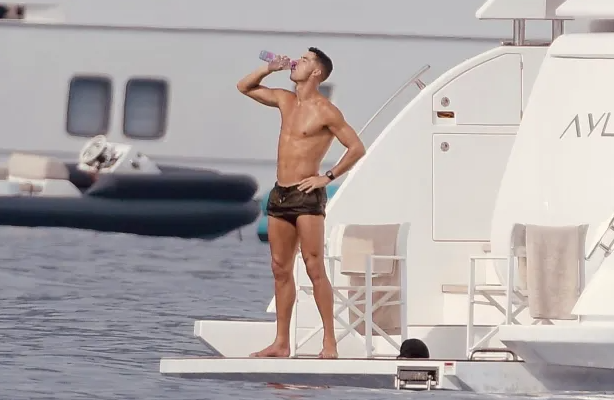 Ở tuổi 39, Cristiano Ronaldo sở hữu body săn chắc, phong độ.