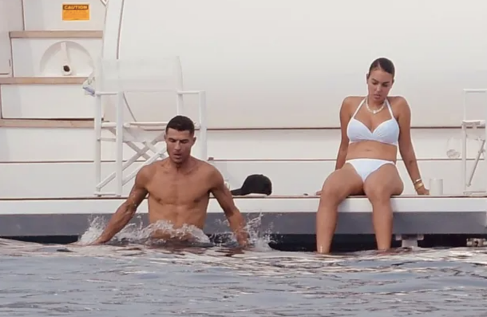 Ronaldo lộ hình ảnh nhạy cảm với vòng ba của bạn gái ở bãi biển Ảnh 1