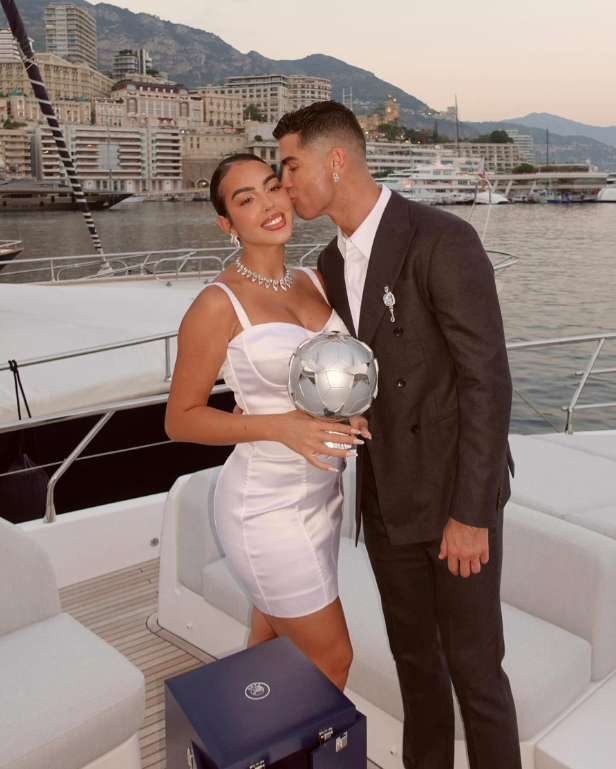 Cách đây không lâu, Cristiano Ronaldo vừa được trao giải thưởng Cầu thủ ghi bàn xuất sắc nhất lịch sử tại Champion League.