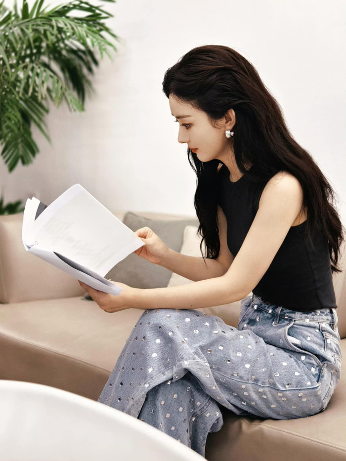 Triệu Lệ Dĩnh chăm chú nghiên cứu kịch bản. Ảnh: Sưu tầm