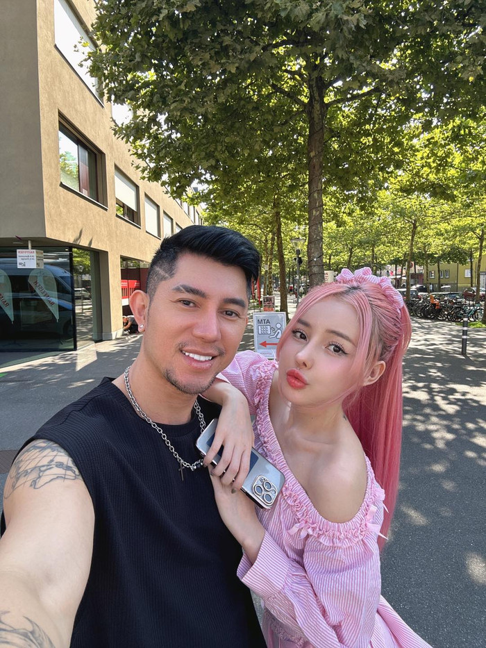 Ngân 98 cho biết hiện cả hai bận rộn lưu diễn, chưa có thời gian đám cưới hay sinh con. 