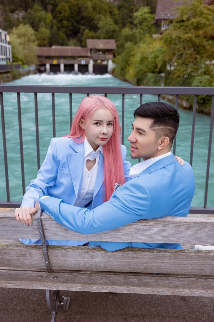 Cặp đôi diện trang phục có tông chủ đạo là xanh dương, cùng chụp ảnh trước khung cảnh lãng mạn. 