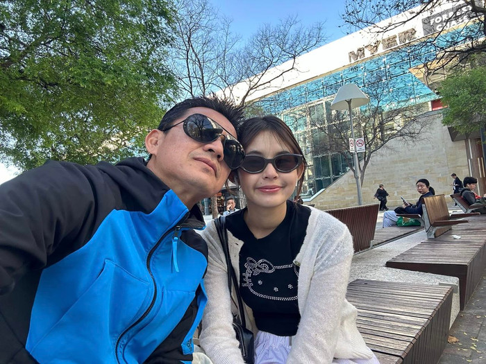 HLV Kiatisuk bên cạnh con gái.&nbsp;