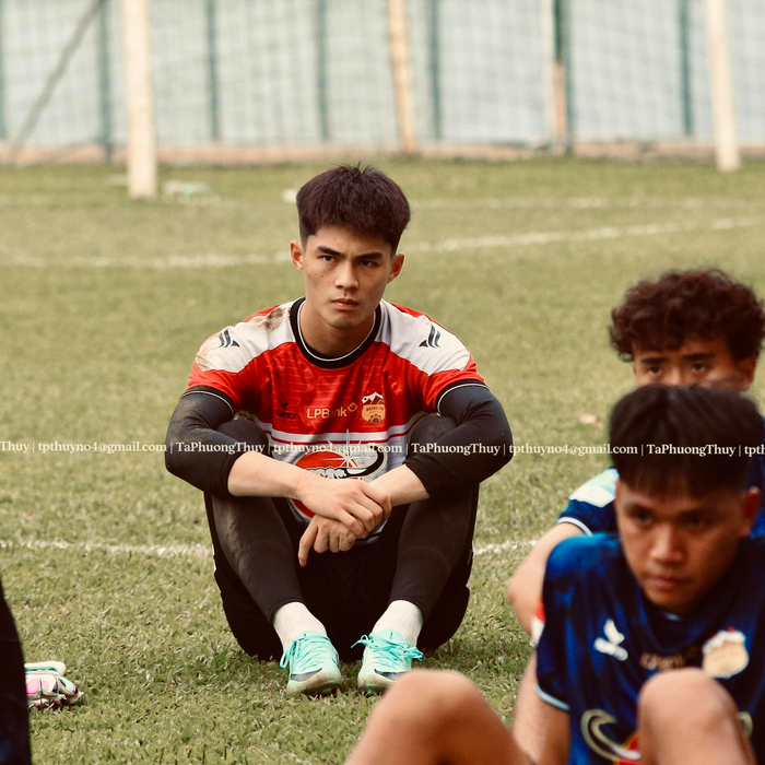 Những thước ảnh nghiêm túc trên sân của Trung Kiên để lại ấn tượng mạnh với chị em vì quá nam tính.