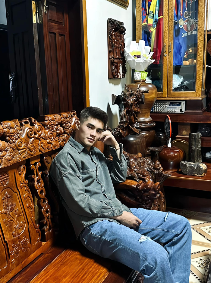 Trang phục của Trung Kiên ưu tiên tính đơn giản, chất lừ. Thủ thành của HAGL lại có vẻ ngoài chững chạc hơn hẳn so với tuổi thật. 