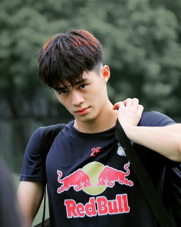 Trần Trung Kiên có ngoại hình điển trai với đường nét gương mặt góc cạnh, sóng mũi thanh thoát cùng đôi mắt sâu. 