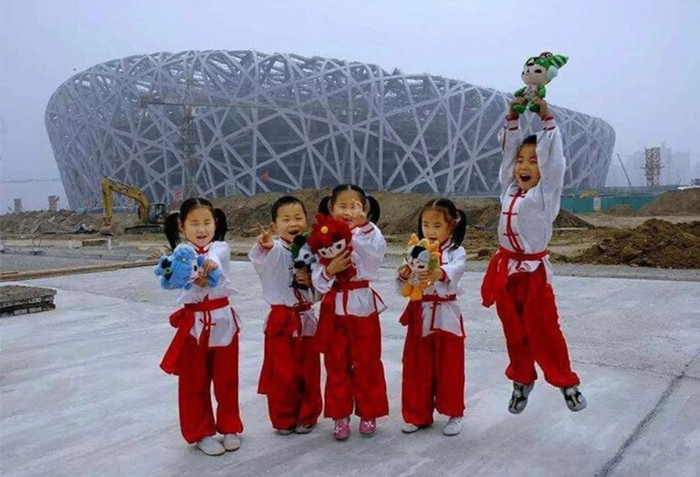 5 em bé may mắn được trở thành đại sứ Olympic Bắc Kinh năm 2008.