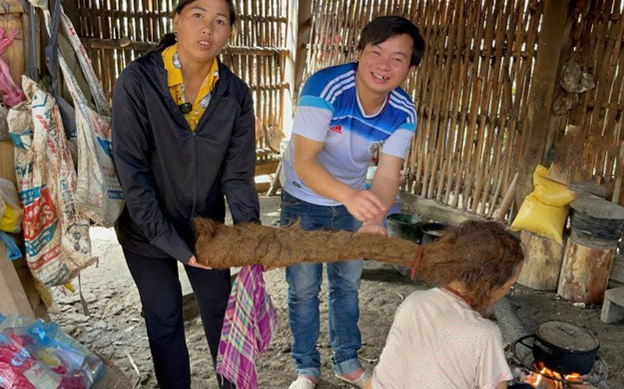 Mẹ chồng có mái tóc hiếm suốt 20 năm chưa gội lần nào khiến con dâu lo lắng Ảnh 2