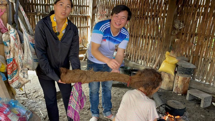 Chị Lan rất lo lắng cho sức khỏe của mẹ chồng