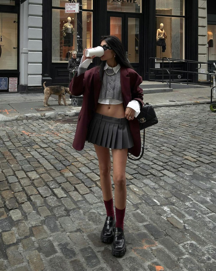 Màu đỏ rượu vang mang đến sự ấm áp cho thời trang Thu Đông 2024.