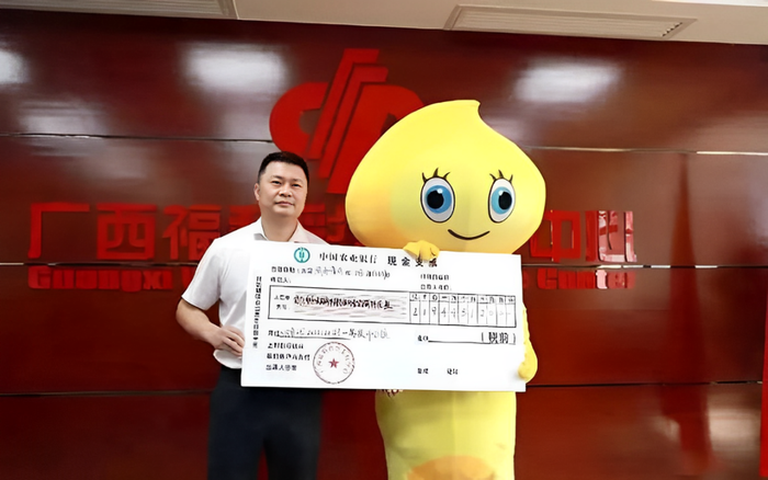 Ông L. mặc đồ hóa trang đến nhận giải sau khi trúng số.