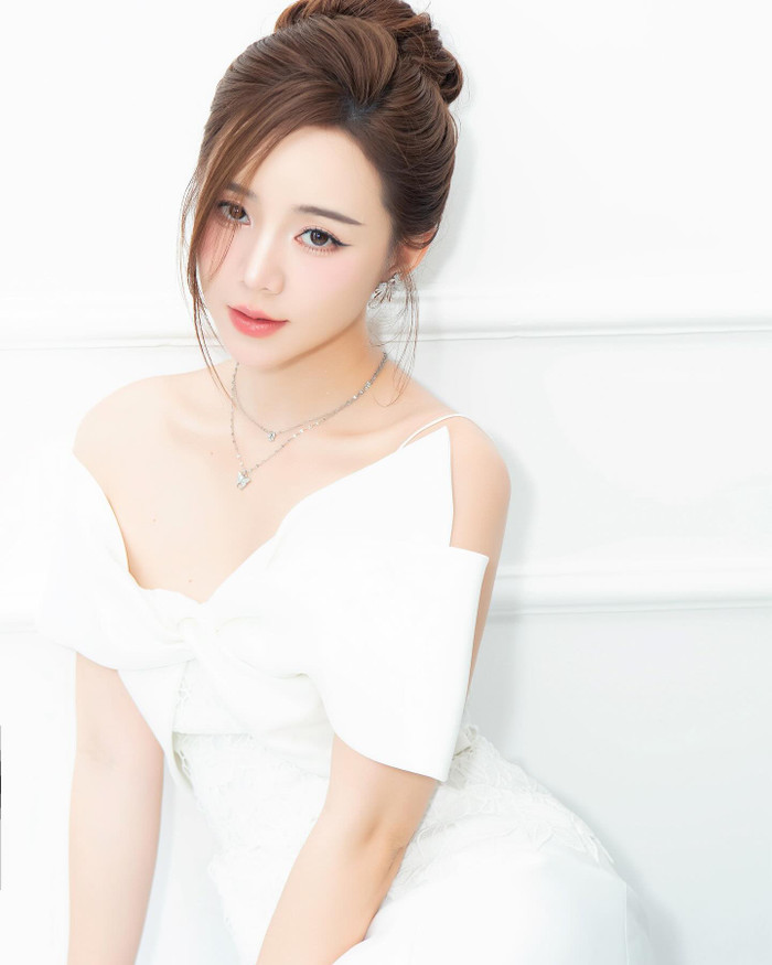 Quỳnh Kool bừng sáng nhan sắc tựa thần tiên tỷ tỷ trong hình ảnh mới. Nữ diễn viên phim 'Quỳnh búp bê' khoác trên người mẫu váy trễ vai, được tạo điểm nhấn bằng hoạ tiết nơ bản to giữa ngực. Thiết kế này giúp cô tôn lên 'bờ vai móc áo' cùng đường xương quai xanh sắc nét. Quỳnh Kool còn khéo léo búi gọn mái tóc, để lộ gương mặt với những đường nét thanh toát, mềm mại.