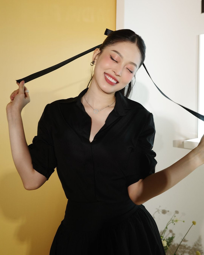 Á hậu Phương Nga tạo dáng nhí nhảnh, khoe nhan sắc trẻ trung. Á hậu 1 - Hoa hậu Việt Nam 2018 để lộ gương mặt tròn đầy, kém sự thon gọn. Tuy nhiên, cô vẫn ghi điểm với thần sắc rạng rỡ.