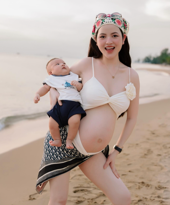 Vợ Quang Hải còn chi khoảng 25 triệu để mua mẫu khăn lụa mang tông màu trắng - xám đến từ 'nhà mốt' có Jisoo (BLACKPINK) làm đại sứ toàn cầu.