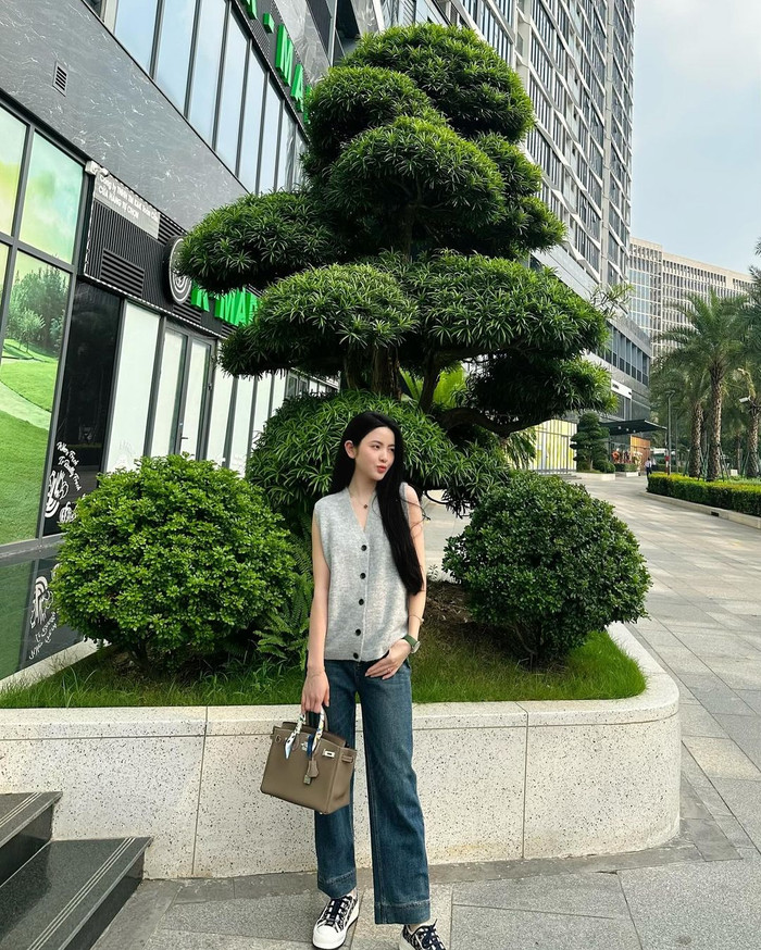 Bộ sưu tập túi xách hàng hiệu của vợ Quang Hải có sự xuất hiện của một thiết kế thuộc dòng Birkin mang tông màu ghi. Để tăng thêm phần thanh lịch, Chu Thanh Huyền còn phối cùng chiếc khăn lụa trên quai cầm. Được biết, mẫu túi xách này có giá trị hơn nửa tỷ đồng.