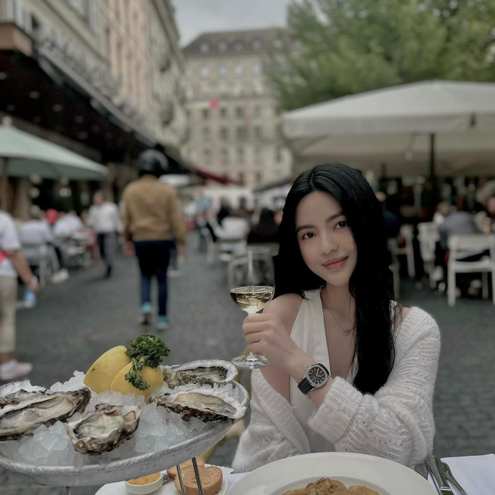 Không chỉ túi xách hàng hiệu, Chu Thanh Huyền còn sở hữu thêm một mẫu đồng hồ đeo tay, mặt tròn, dây da màu đen. Món phụ kiện này cũng được bán ở đa dạng mức giá, rơi vào khoảng 169 USD - 3500 USD (từ 4 triệu - 87 triệu đồng).