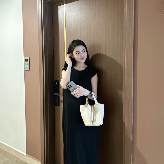 Trong cùng một thương hiệu, Chu Thanh Huyền còn mạnh tay chi thêm hơn 110 triệu đồng để sở hữu một mẫu túi cách màu trắng, form dáng hình chữ nhật dựng đứng.