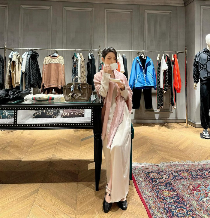 Đi mua sắm, Chu Thanh Huyền cũng khoác sương sương mẫu khăn lụa hàng hiệu, mang tông màu hòng pastel ngọt ngào. Thiết kế này được điểm xuyến bằng hoạ tiết monogram và được bán với mức giá hơn 18 triệu đồng.