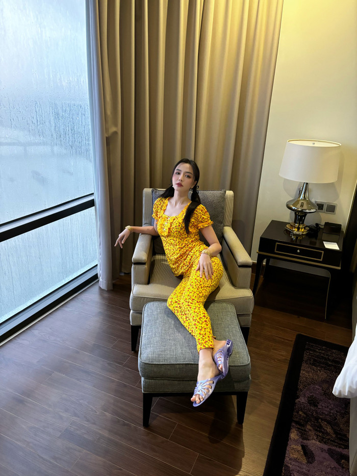 Showbiz 4/9: Bích Phương tự tin khoe cá tính khi mặc đồ bộ, đi dép lê. Ảnh: FBNV