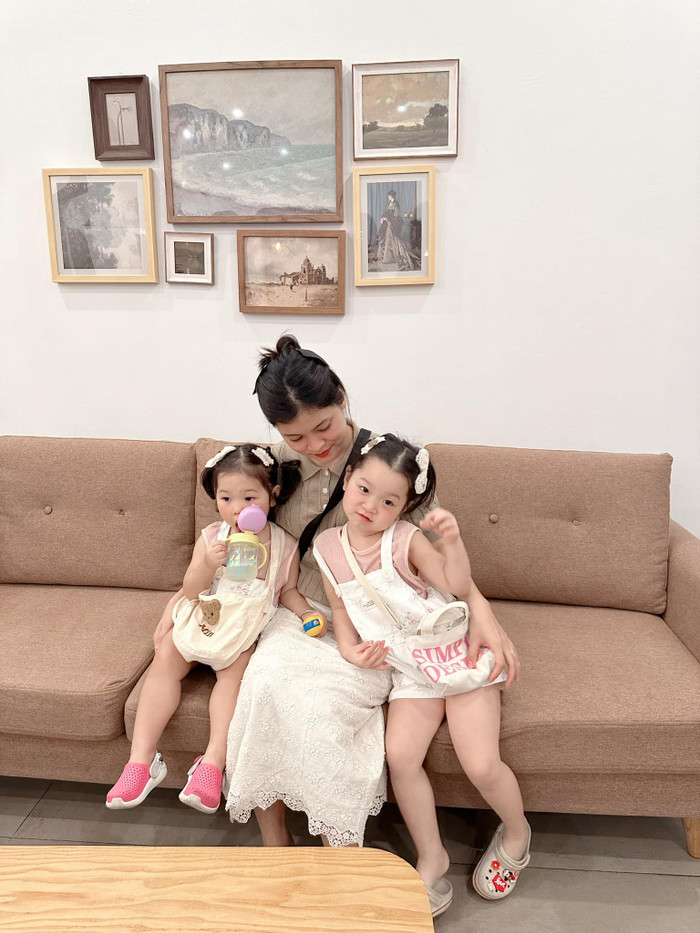 Sam và 2 cô con gái đáng yêu