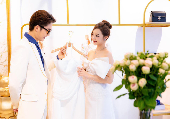 Cặp đôi giống như đang đi chọn váy cưới