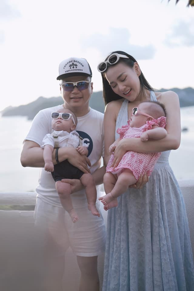 Hai nhóc tỳ Jimmy và Jenny được nhận xét là 'bản sao nhí' của Shark Bình. Dù bận rộn công việc, anh vẫn dành thời gian để cùng Phương Oanh chăm sóc các con. 