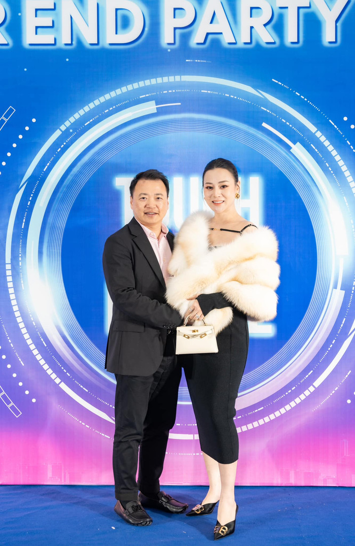 Trên mạng xã hội, Phương Oanh và Shark Bình chăm chỉ cập nhật cuộc sống hạnh phúc sau hơn 1 năm về chung nhà. 