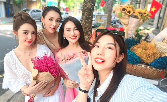 Quỳnh Kool vẫn vô cùng xinh đẹp, gợi cảm ở đời thường.