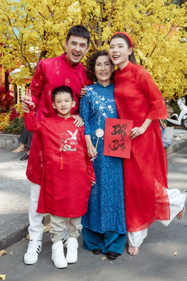 Vợ chồng Lương Thế Thành chụp ảnh cùng mẹ ruột của Thúy Diễm.