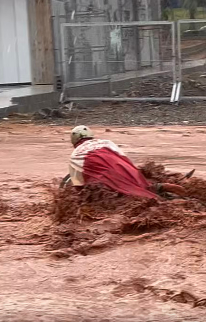 Dù đã nỗ lực hết sức để giữ lại chiếc xe, nhưng sức mạnh của dòng nước chảy quá mạnh khiến người đàn ông không thể chống đỡ nổi.