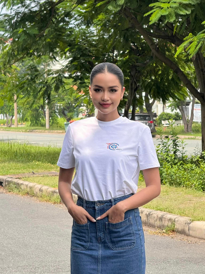 Hoa hậu Ngọc Châu không giấu nỗi xúc động khi thấy sự bất hạnh của các trẻ em tại 'mái ấm hoa hồng'.