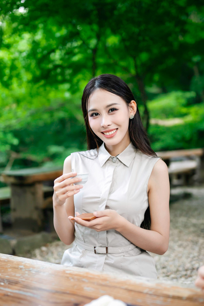 Lê Nguyễn Ngọc Hằng đăng quang ngôi vị Á hậu 2 Hoa hậu Việt Nam 2022. Năm 2023, cô đại diện Việt Nam tham dự cuộc thi Hoa hậu Liên lục địa (Miss Intercontinental) lần thứ 51 và xuất sắc đạt danh hiệu Á hậu 2. Năm 2024, cô ra mắt sản phẩm âm nhạc đầu tay trong vai trò ca sĩ, với nghệ danh Hera Ngọc Hằng.