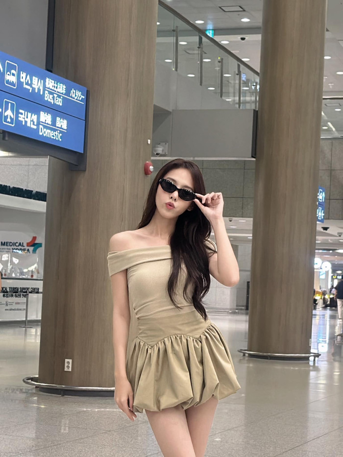 Á hậu Việt Nam 2022 luôn biết cách tạo điểm nhấn cho bản thân trong mọi khoảnh khắc với trang phục giản dị. Với những gì đã thể hiện, Hera Ngọc Hằng đang tích cực chứng minh bản thân dần sự trưởng thành khi quyết định ra mắt khán giả với một vai trò mới trong showbiz. 