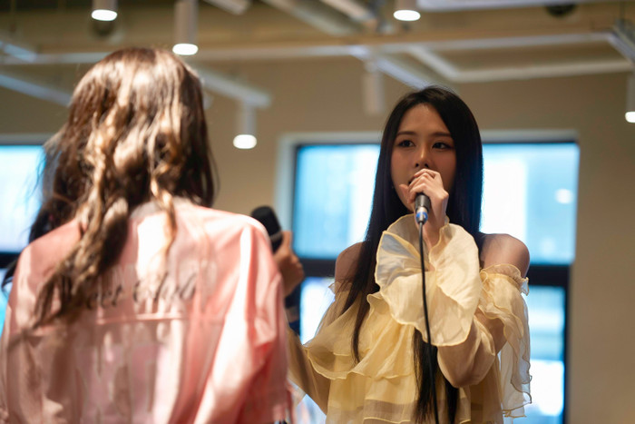 Cô nàng còn ghi dấu với giọng hát truyền cảm, ngọt ngào. Những màn thể hiện khả năng âm nhạc của Hera Ngọc Hằng trong chương trình đã nhận được nhiều lời khen ngợi từ khán giả.