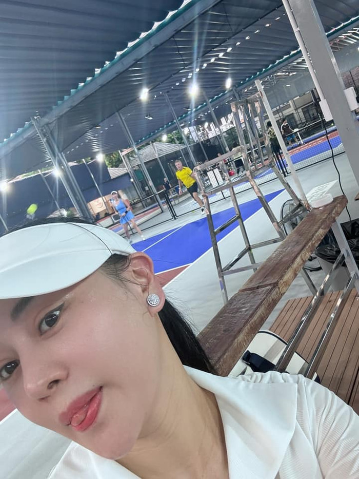 Phương Oanh gần như để mặt mộc, diện đồ trắng khi đi tập pickleball. Ảnh: FBNV