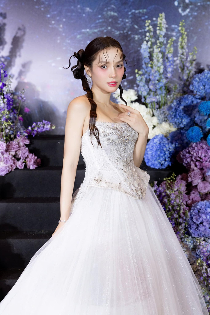 Phương Trinh Jolie ăn vận lộng lẫy khi xuất hiện trong một sự kiện. Ảnh: FBNV