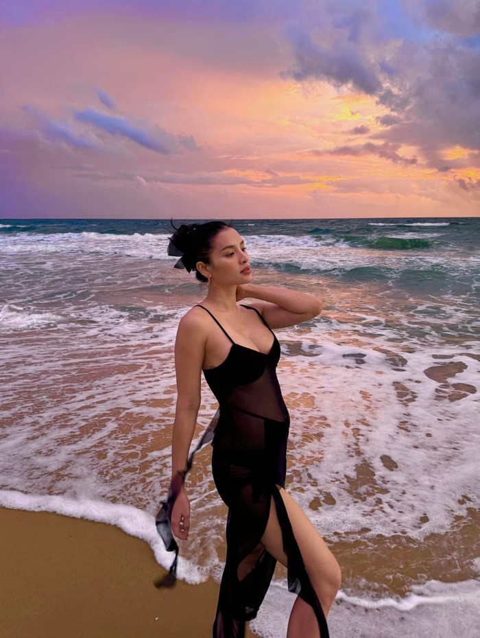 Phương Trinh Jolie thoải mái khoe bụng bầu. Ảnh: FBNV