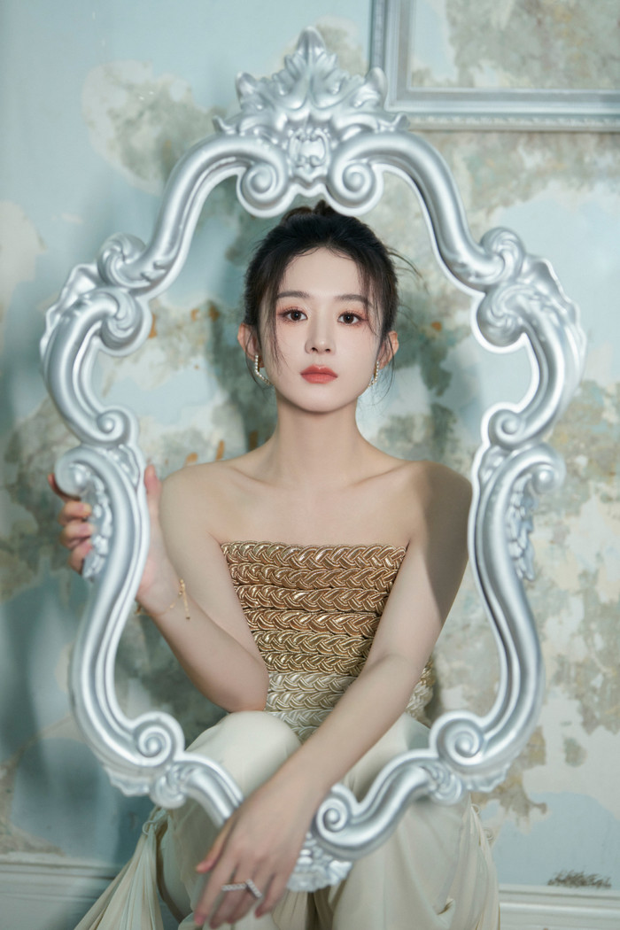 Triệu Lệ Dĩnh là một trong những sao nữ kiếm được nhiều tiền nhất Cbiz.