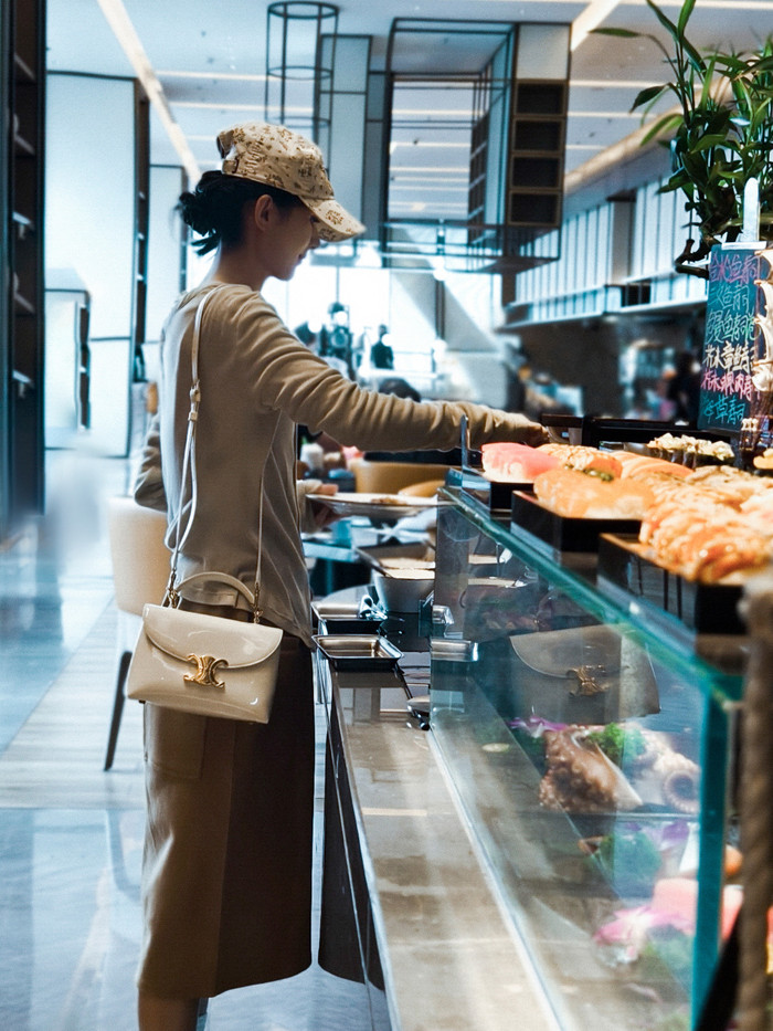 Kiếm được rất nhiều tiền nhưng cô vẫn sống giản dị và không tiêu xài hoang phí.