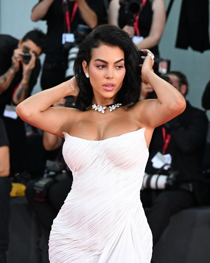 Dù đã trải qua 2 lần sinh nở, nhưng nhờ chế độ ăn uống hợp lý và tích cực tập luyện, bạn gái Ronaldo vẫn duy trì được vóc dáng thon gọn, đường cong cơ thể quyến rũ. 