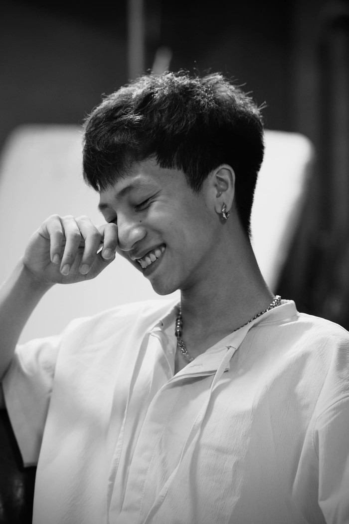 Việt Pháp ngoài đời là một chàng trai giản dị, kín tiếng và yêu nghệ thuật. 